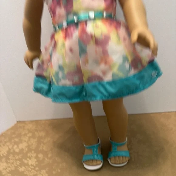 American Girl Doll Brown Hair Brown Eyes & American Girl Outfit